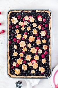 Perfect Recipe for Entertaining: Mixed Berry Slab Pie - Feeds 16 #recipe #partyrecipe #Entertaining #Springrecipe